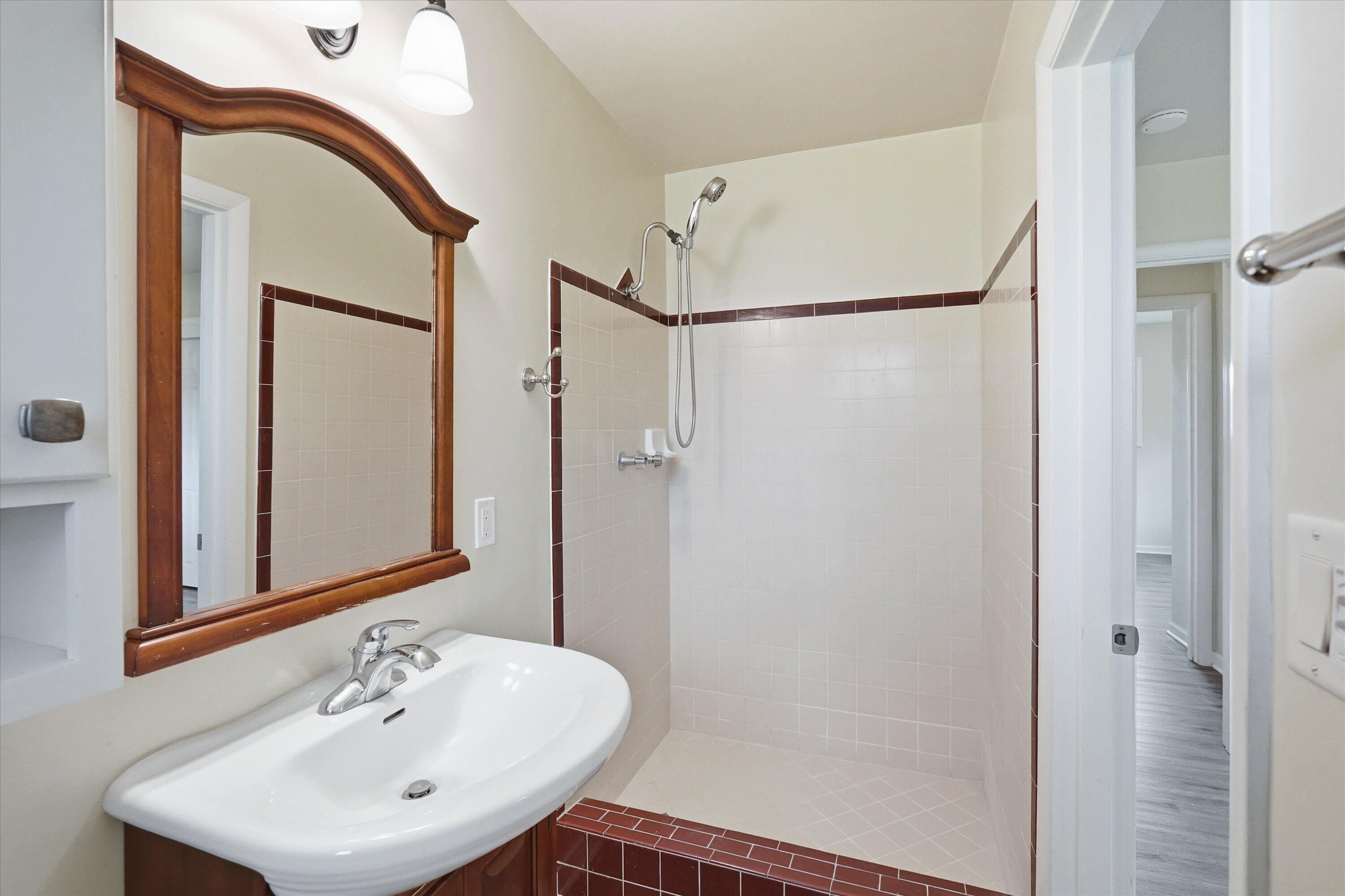 689 South Modoc Avenue Medford, OR 97504 - Photo 29 of 47 Primary bathroom