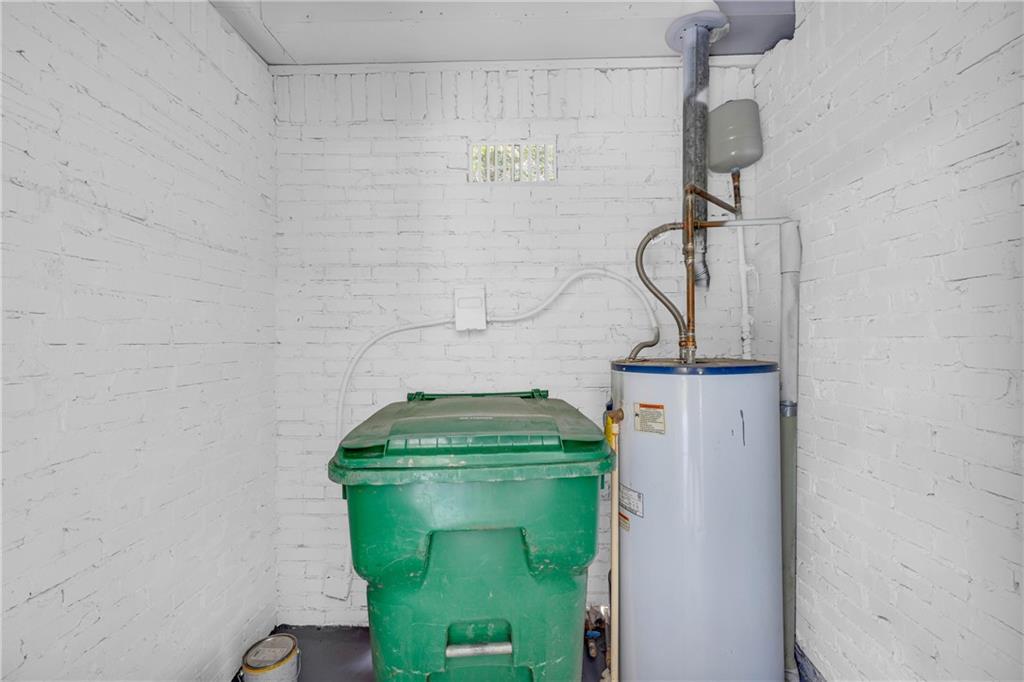 2678 Rainbow Forest Drive Decatur, GA 30034 - Photo 40 of 48 a bathroom with a green toilet and a shower