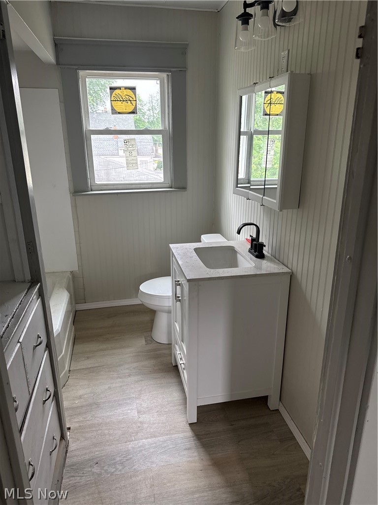 182 Elm Street Struthers, OH 44471 - Photo 8 of 18 SECOND FLOOR BATH