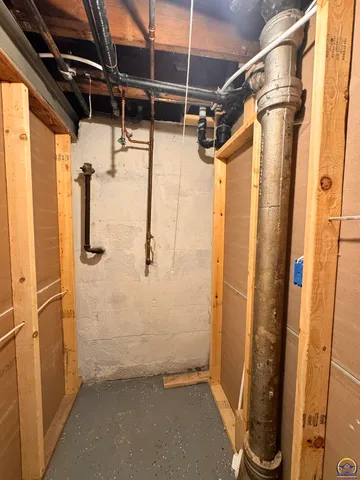 $184,500 | 317 Southwest Hillside Drive, Topeka, KS 66611