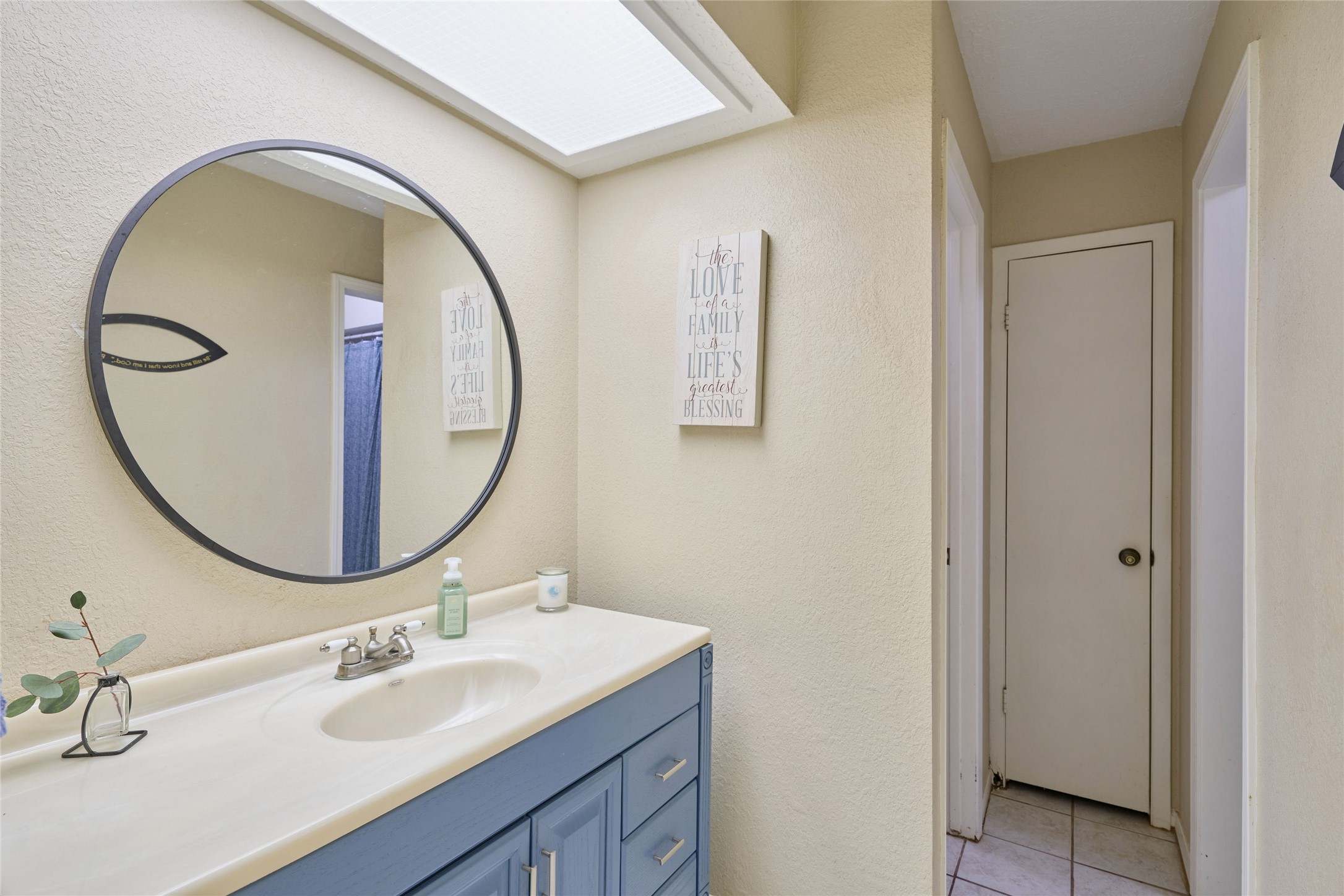 39 Regency Point Montgomery, TX 77356 - Photo 17 of 43 a bathroom with a sink and a mirror