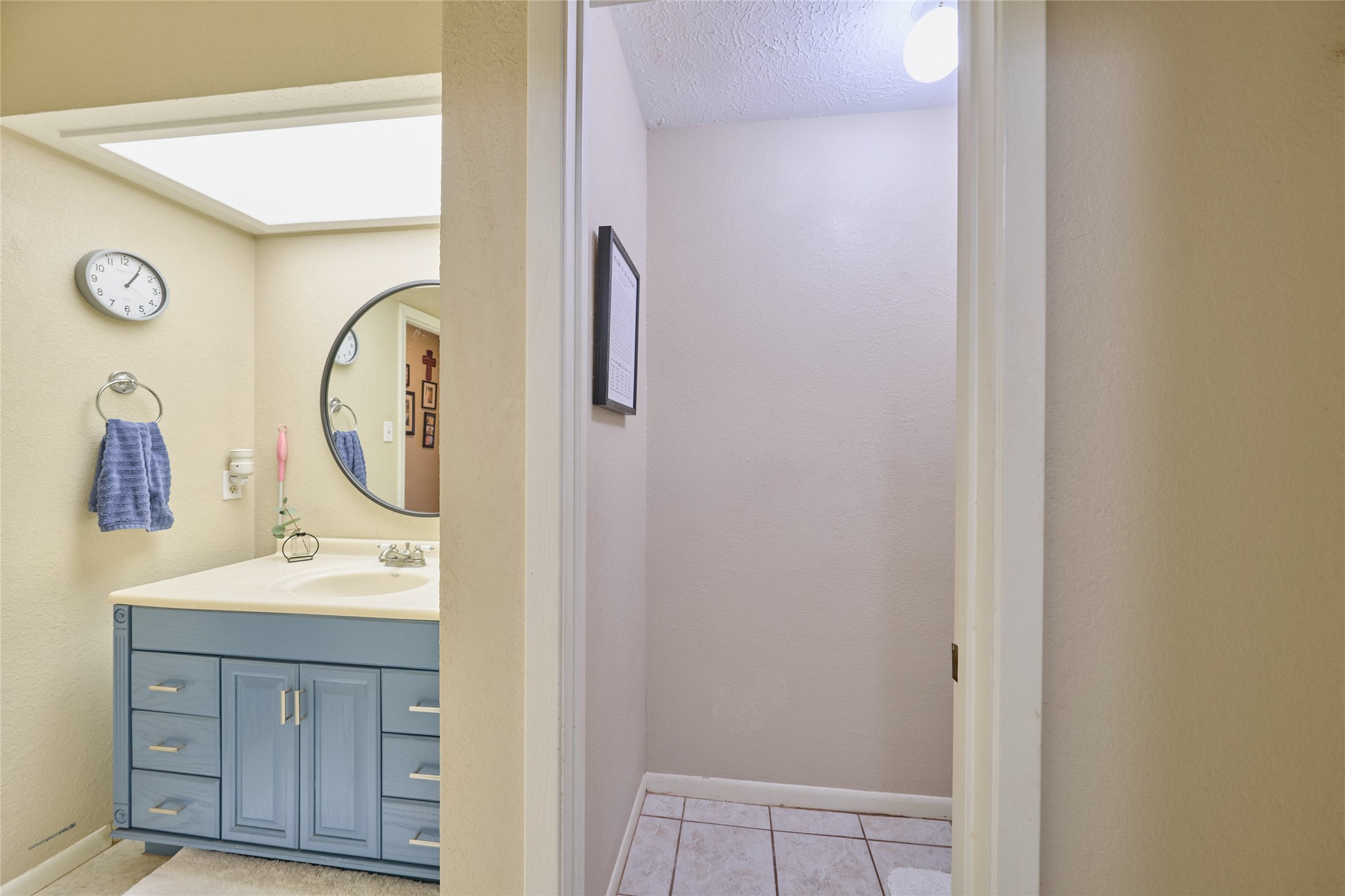 39 Regency Point Montgomery, TX 77356 - Photo 18 of 43 a bathroom with a sink and a mirror