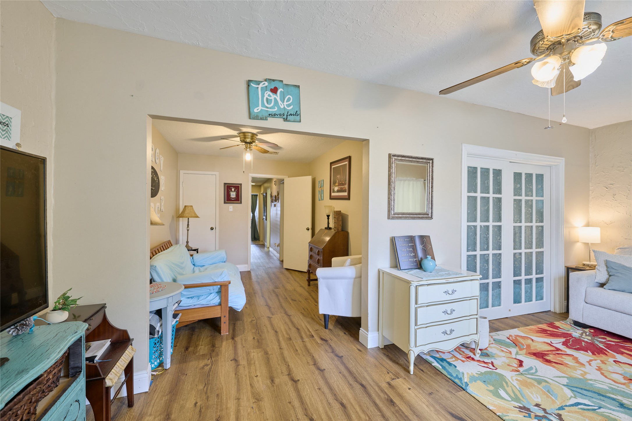39 Regency Point Montgomery, TX 77356 - Photo 20 of 43 a living room with furniture and a flat screen tv