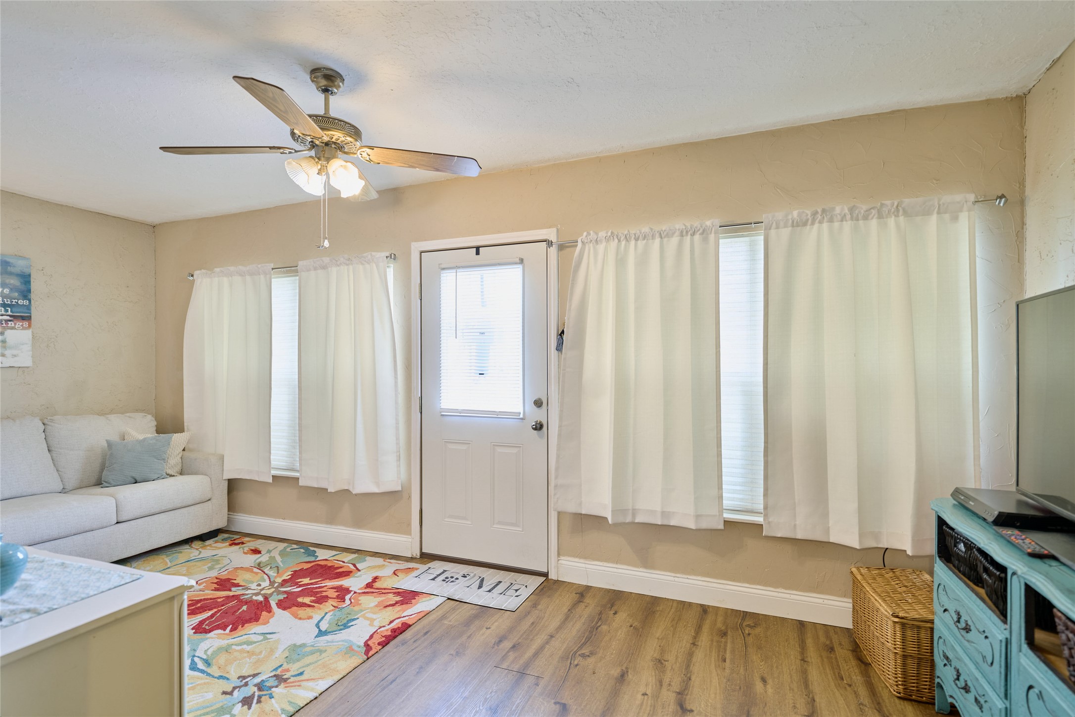 39 Regency Point Montgomery, TX 77356 - Photo 21 of 43 a living room with furniture and a window