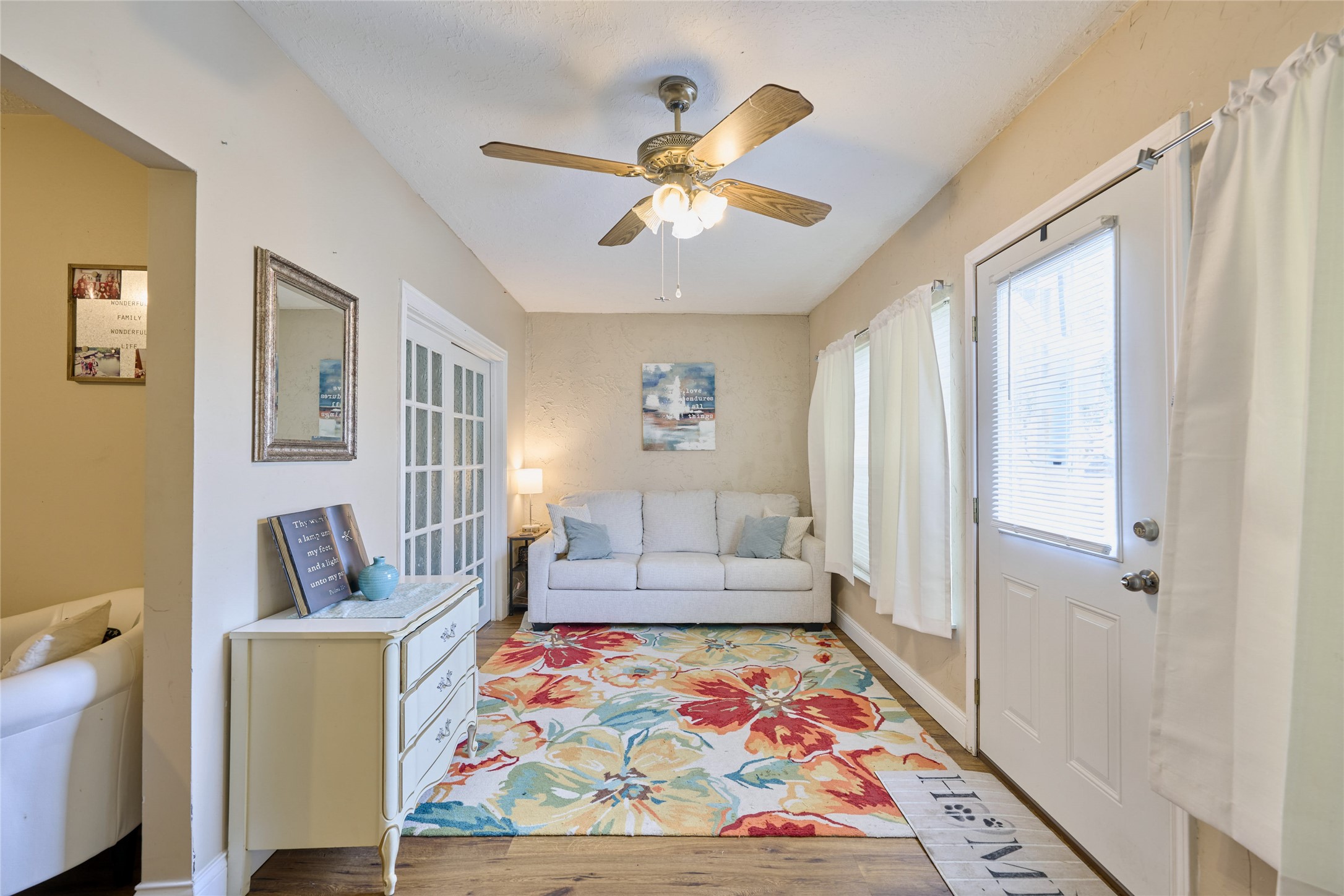 39 Regency Point Montgomery, TX 77356 - Photo 25 of 43 a living room with furniture and a rug