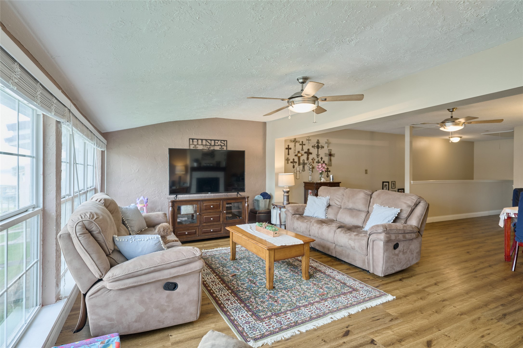 39 Regency Point Montgomery, TX 77356 - Photo 33 of 43 a living room with furniture and a flat screen tv