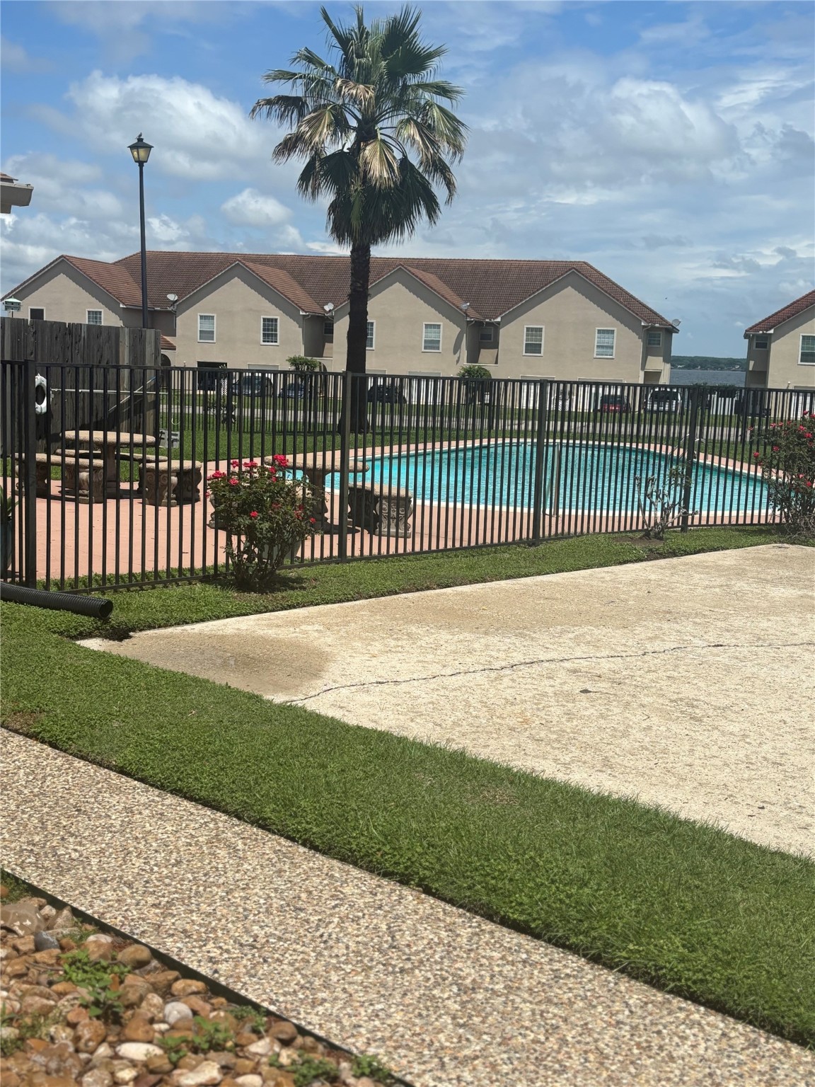 39 Regency Point Montgomery, TX 77356 - Photo 41 of 43 a view of a garden and a roof deck