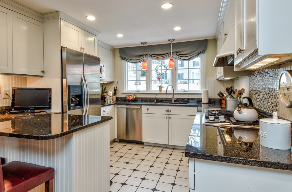 14 Woodridge Road Wellesley, MA 02482 - Photo 17 of 36