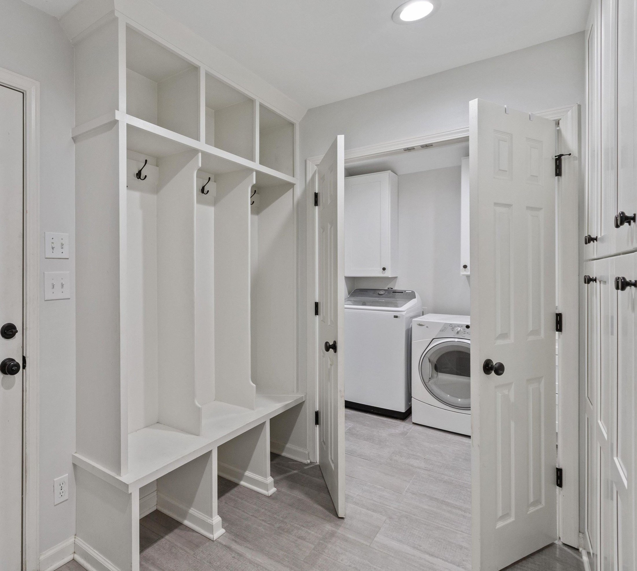 5555 Barfield Road Memphis, TN 38120 - Photo 8 of 23 a bathroom with a shower
