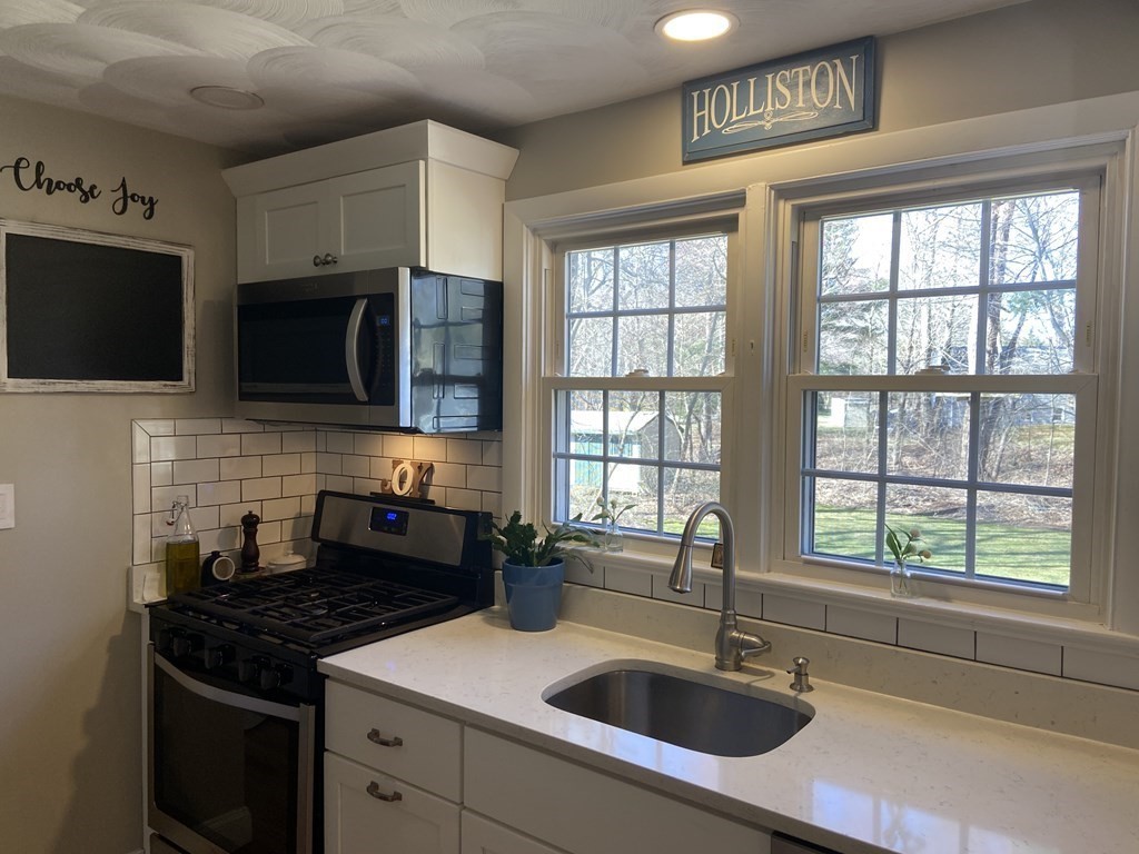 260 Marked Tree Road Holliston, MA 01746 - Photo 5 of 28