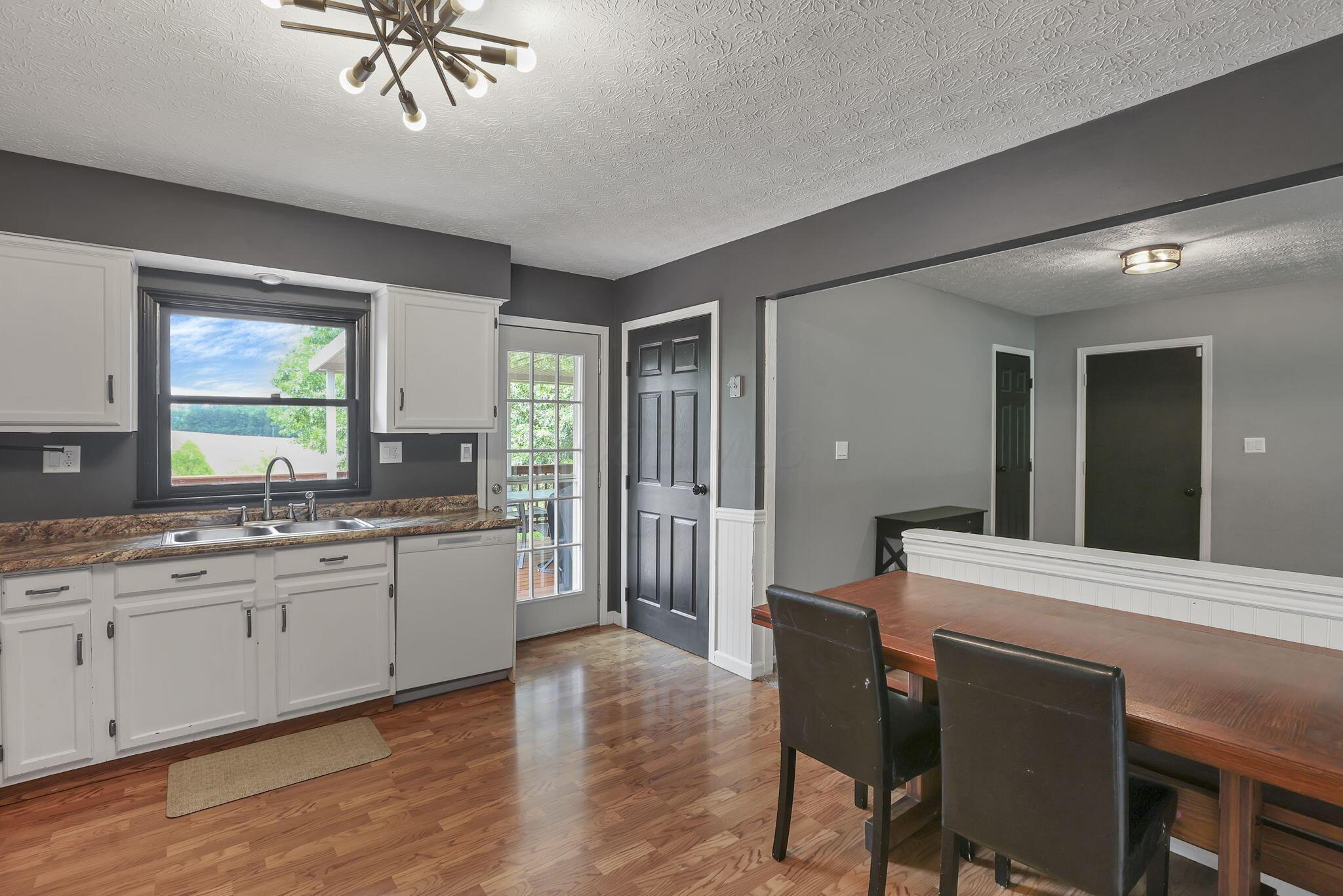748 Forward Pass Road Southwest Pataskala, OH 43062 - Photo 18 of 59 Kitchen/Eating Space