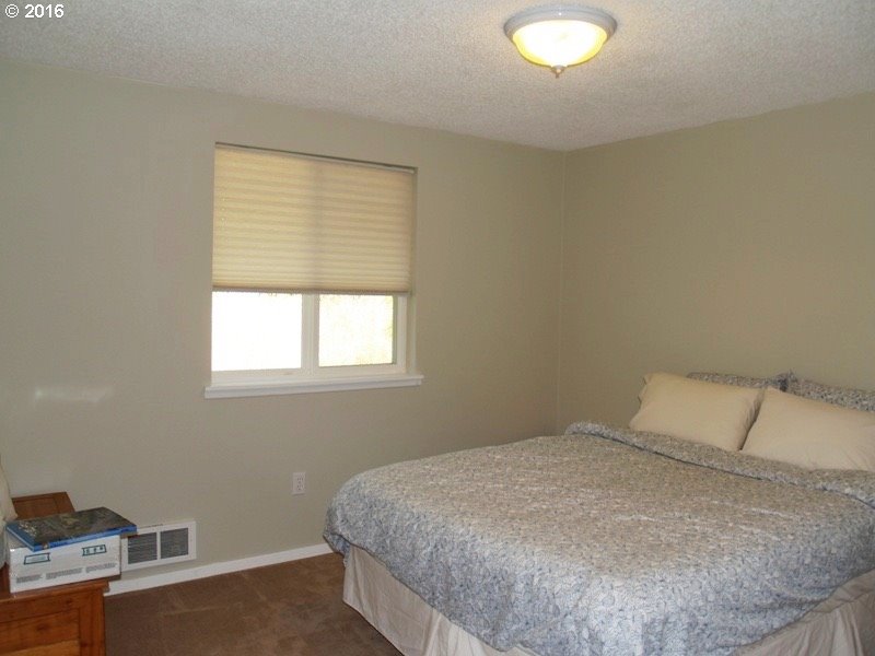 830 Northeast Bone Road Stevenson, WA 98648 - Photo 12 of 18 a bedroom with a bed and a window