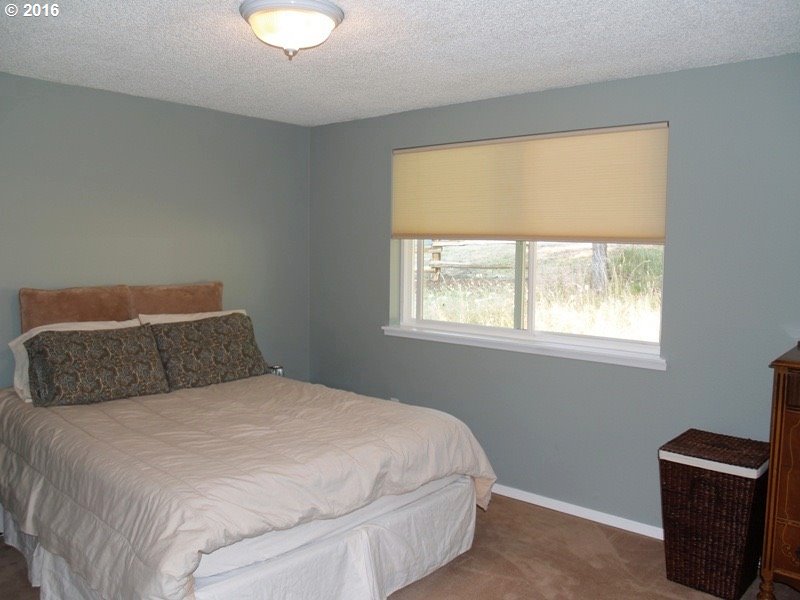 830 Northeast Bone Road Stevenson, WA 98648 - Photo 10 of 18 a bedroom with a bed and a window