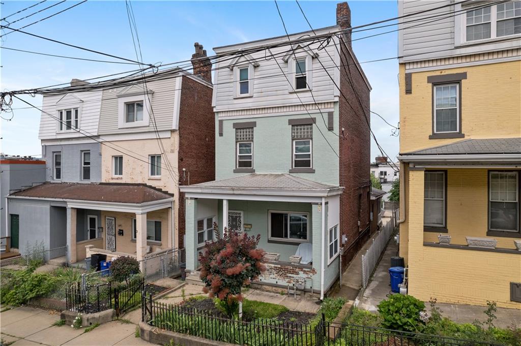 3407 Ward Street Pittsburgh, PA 15213 - Photo 2 of 39 a front view of a residential apartment building with a yard
