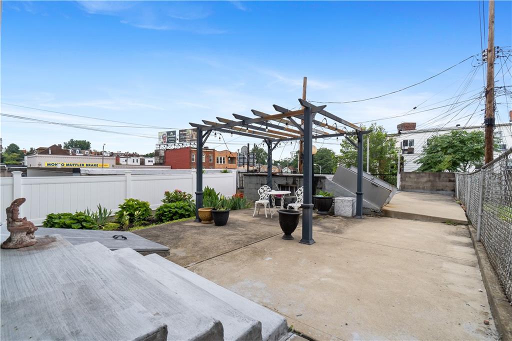 3407 Ward Street Pittsburgh, PA 15213 - Photo 27 of 39 a view of a building with sitting area