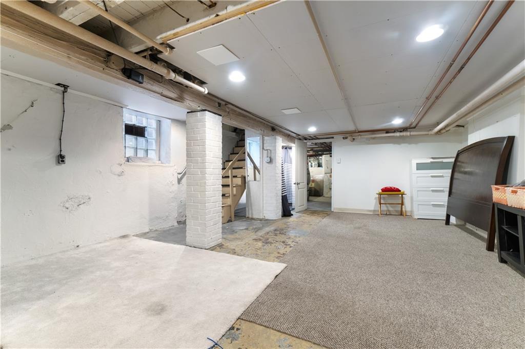 3407 Ward Street Pittsburgh, PA 15213 - Photo 29 of 39 a view of a livingroom with furniture