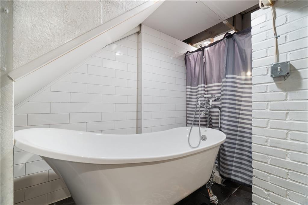 3407 Ward Street Pittsburgh, PA 15213 - Photo 30 of 39 a bathroom with a white bathtub