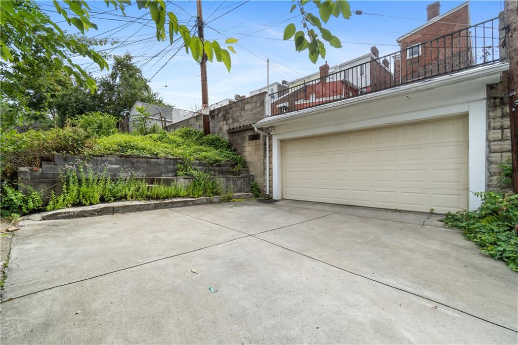 3407 Ward Street Pittsburgh, PA 15213 - Photo 34 of 39 a front view of a house with garden