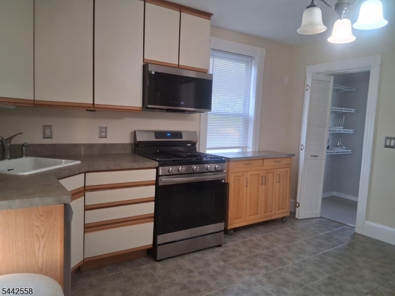 58 Thompson Street Raritan, NJ 08869 - Photo 5 of 11