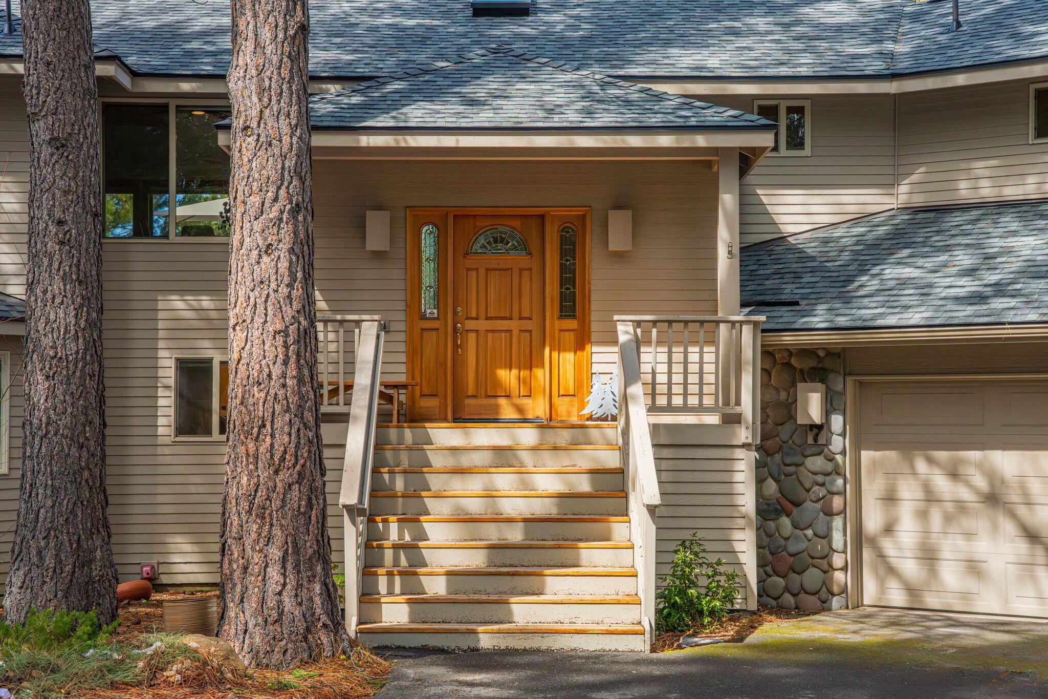 17948 Shadow Lane, Unit 7 Sunriver, OR 97707 - Photo 7 of 92 a front view of a house