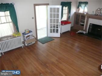 125 Academy Road Hatboro, PA 19040 - Photo 3 of 5 Living Room
