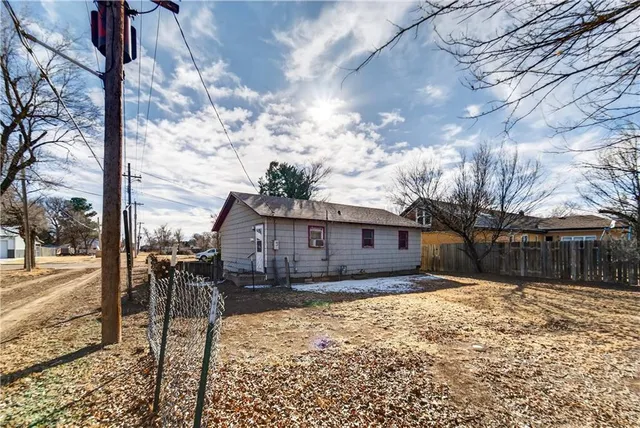 $37,000 | 308 West 7th Street, Hugoton, KS 67951