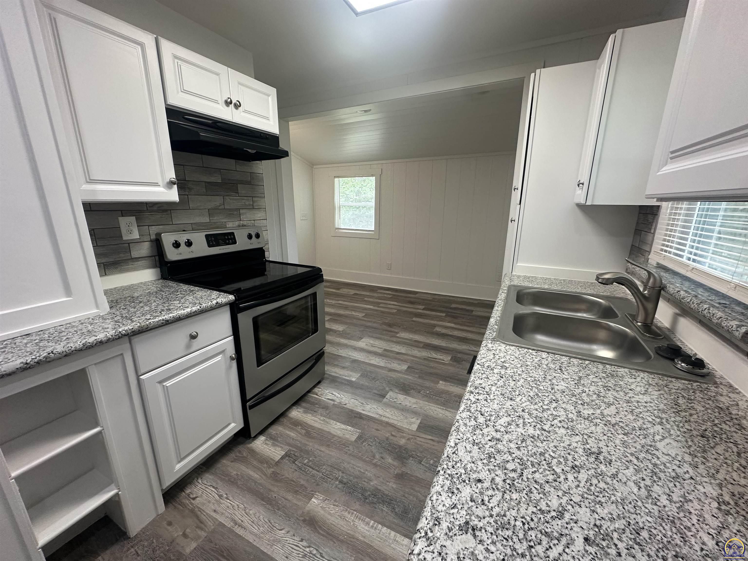 1113 Southwest Hampton Street Topeka, KS 66604 - Photo 6 of 17