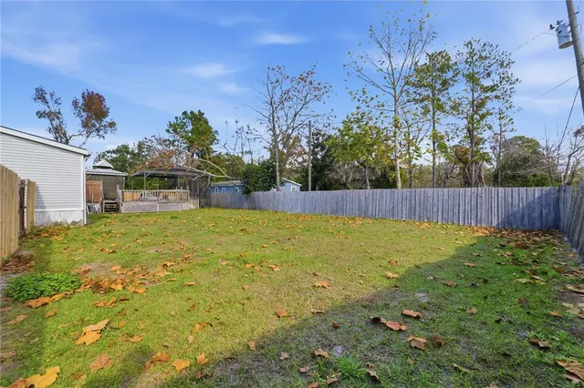 a view of a backyard