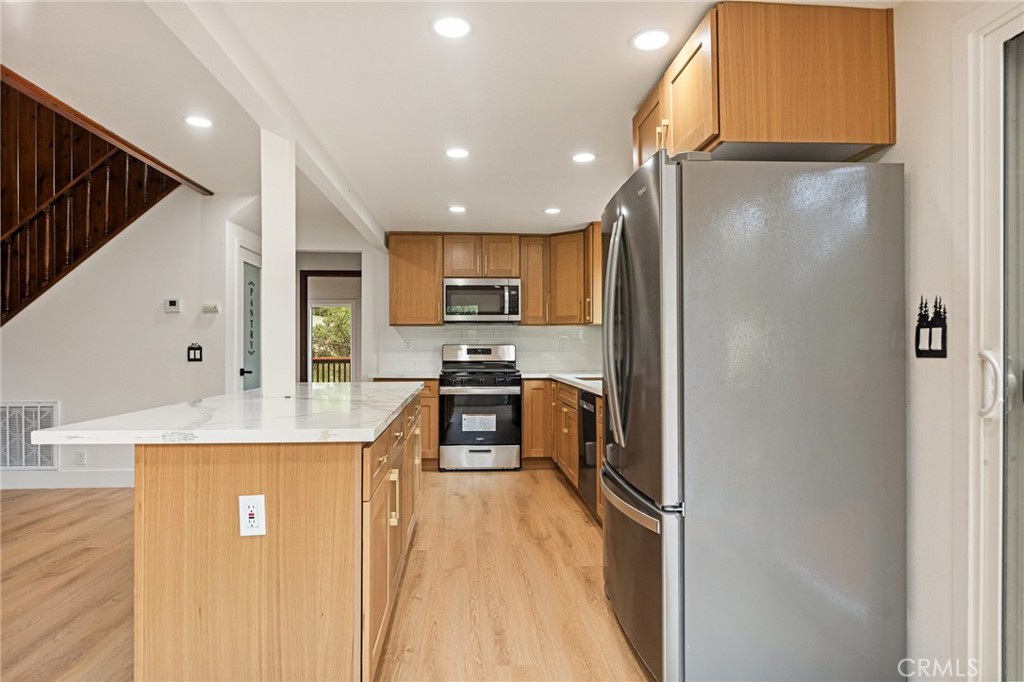 1076 Grass Valley Road Lake Arrowhead, CA 92352 - Photo 11 of 35 New stainless appliances