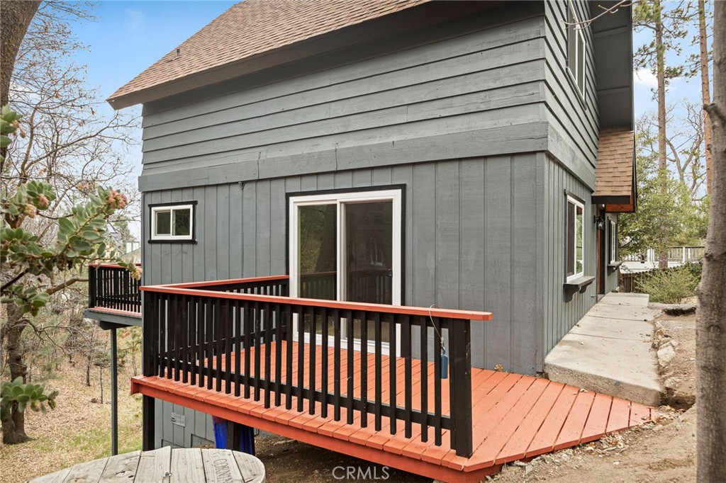 1076 Grass Valley Road Lake Arrowhead, CA 92352 - Photo 19 of 35 Primary bedroom deck
