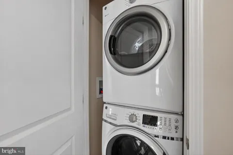 a close up view of a washer and dryer