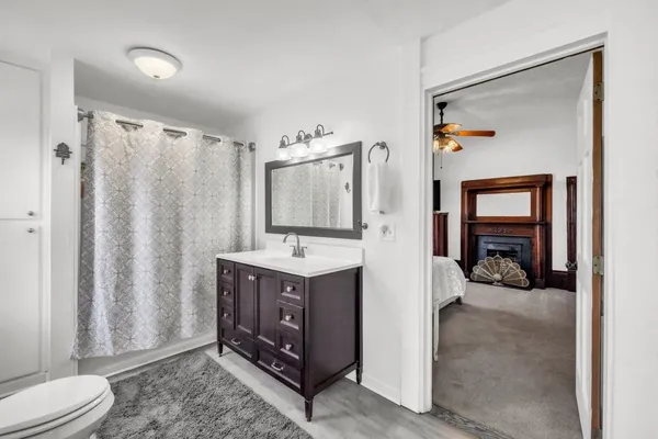 a en suite bathroom with a sink and a mirror