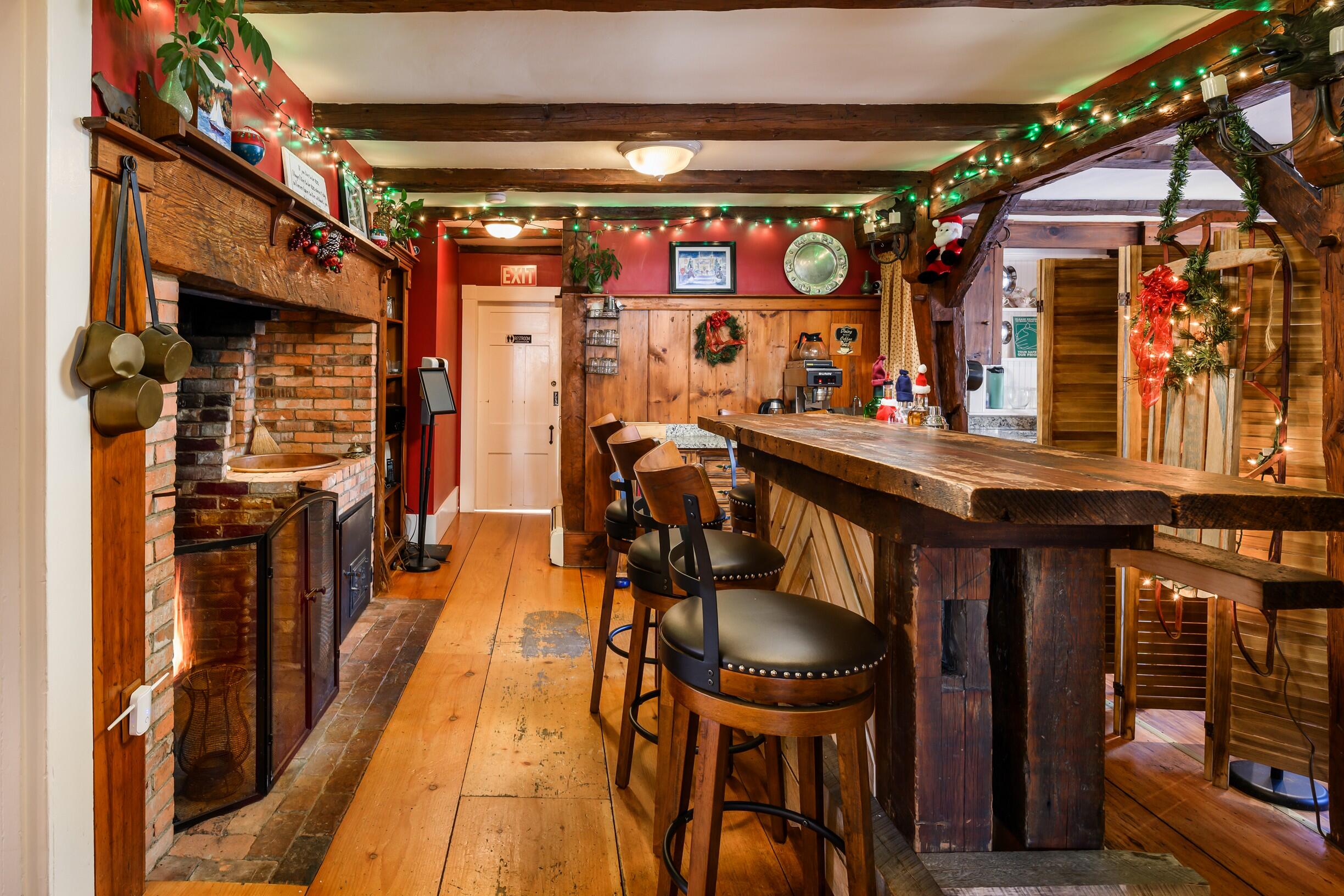 277 Main Street, Unit 1 Ogunquit, ME 03907 - Photo 18 of 48 Bar area