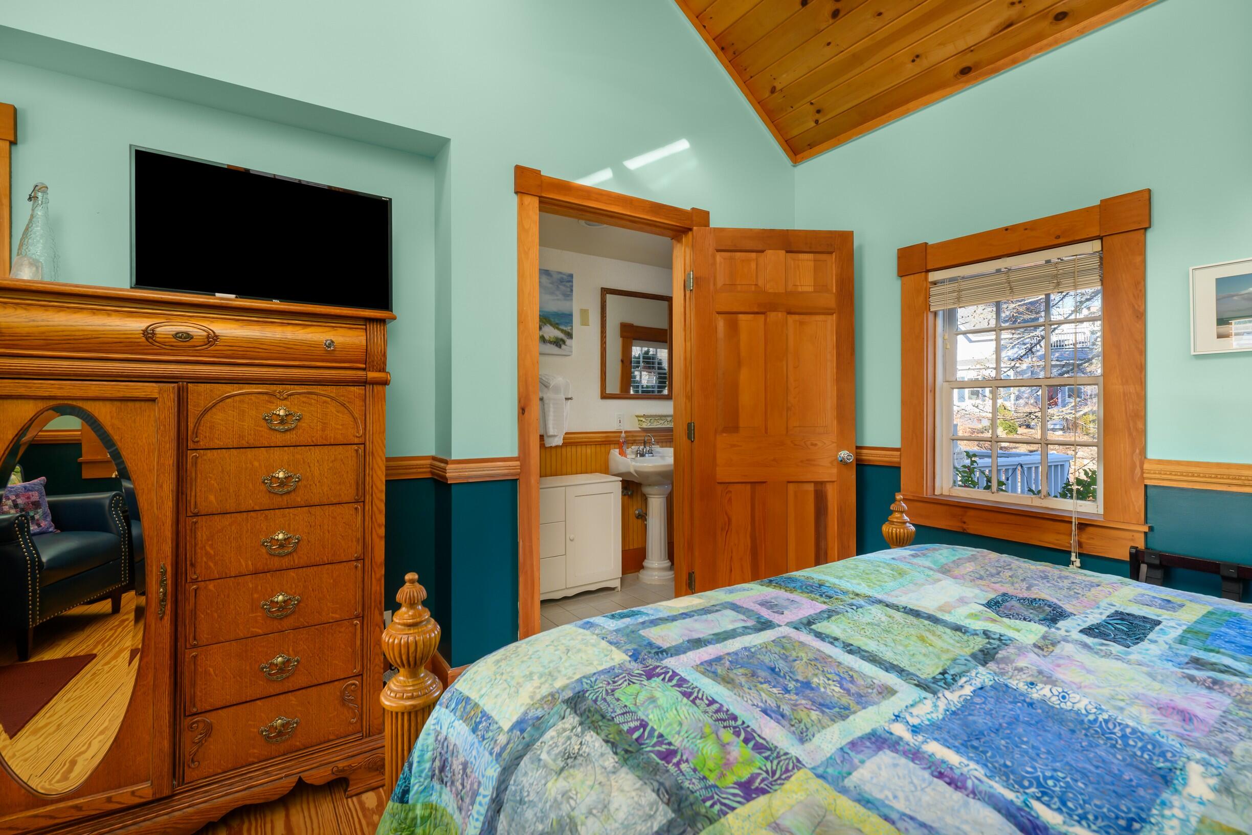 277 Main Street, Unit 1 Ogunquit, ME 03907 - Photo 25 of 48 Private quarters