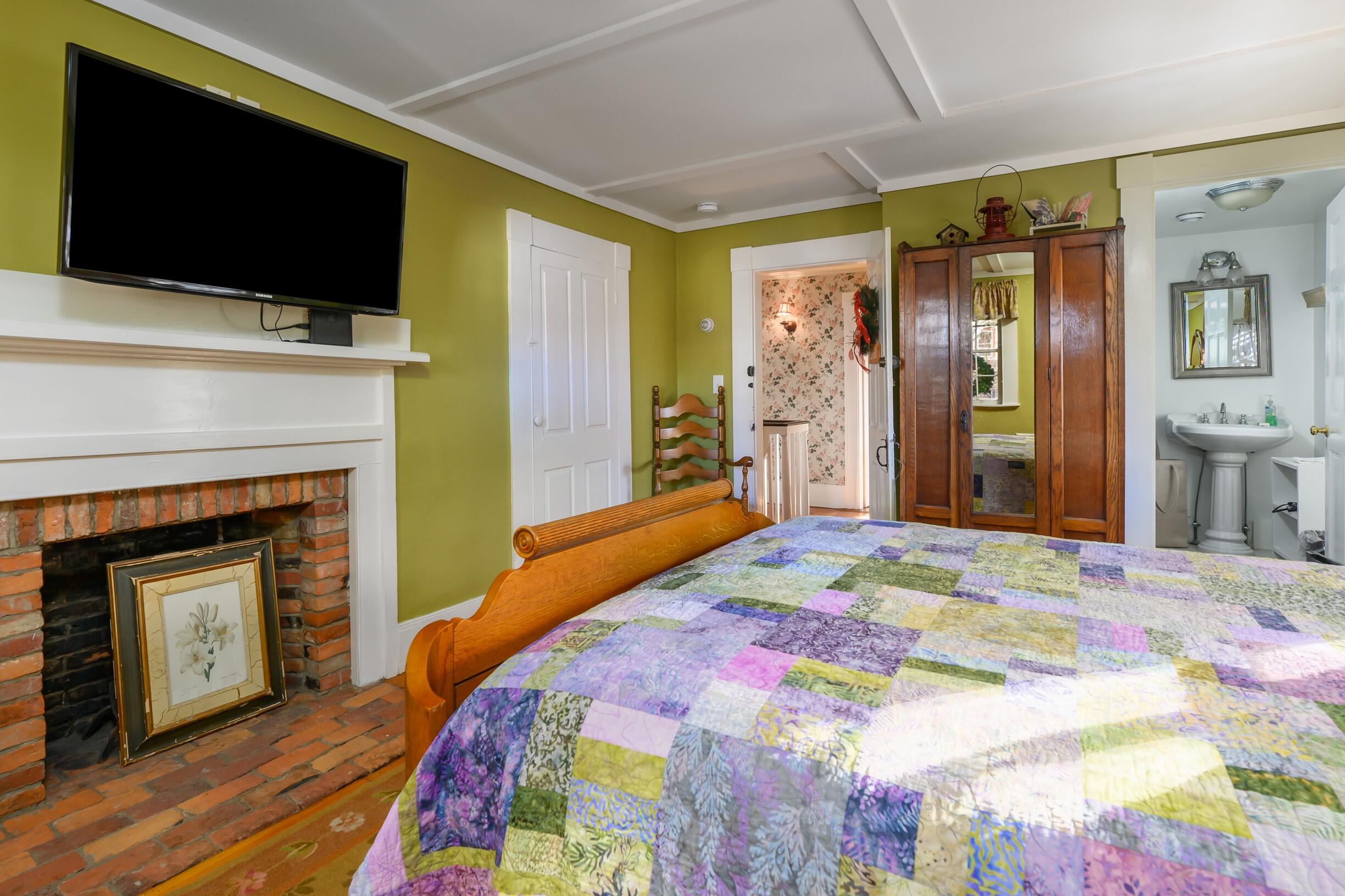 277 Main Street, Unit 1 Ogunquit, ME 03907 - Photo 29 of 48 Guest room