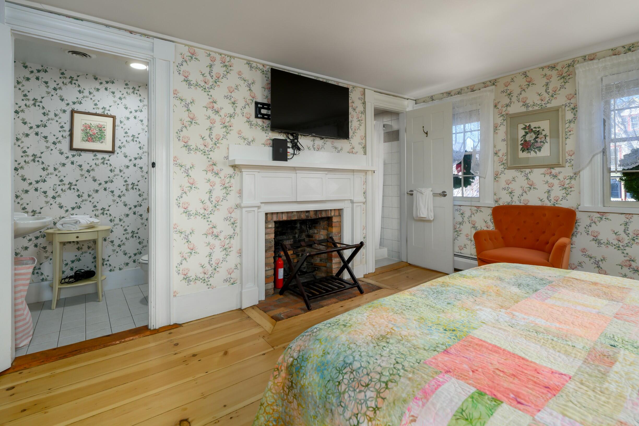 277 Main Street, Unit 1 Ogunquit, ME 03907 - Photo 36 of 48 Guest room