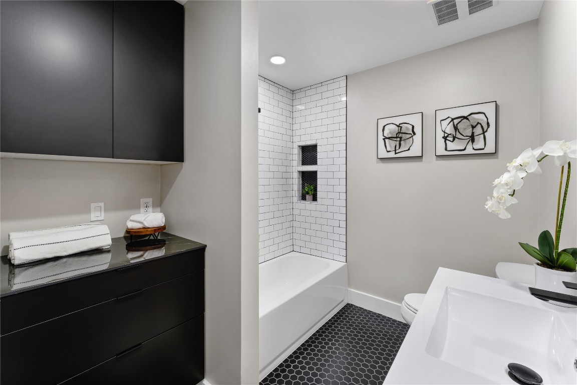 6623 Housman Houston, TX 77055 - Photo 31 of 38 a bathroom with a bathtub and a sink
