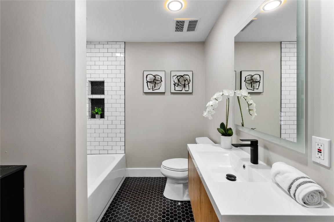 6623 Housman Houston, TX 77055 - Photo 32 of 38 a bathroom with a sink toilet and shower