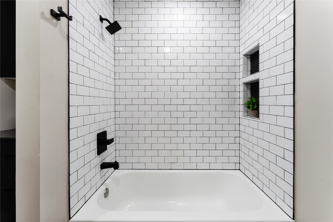 6623 Housman Houston, TX 77055 - Photo 33 of 38 a bathroom with a bathtub