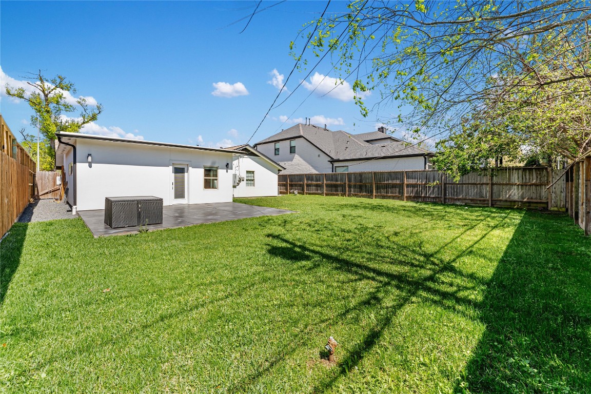 6623 Housman Houston, TX 77055 - Photo 36 of 38 a house view with a garden space