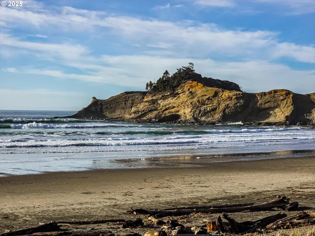 $675,000 | 34320 Cape Kiwanda Drive, Pacific City, OR 97135