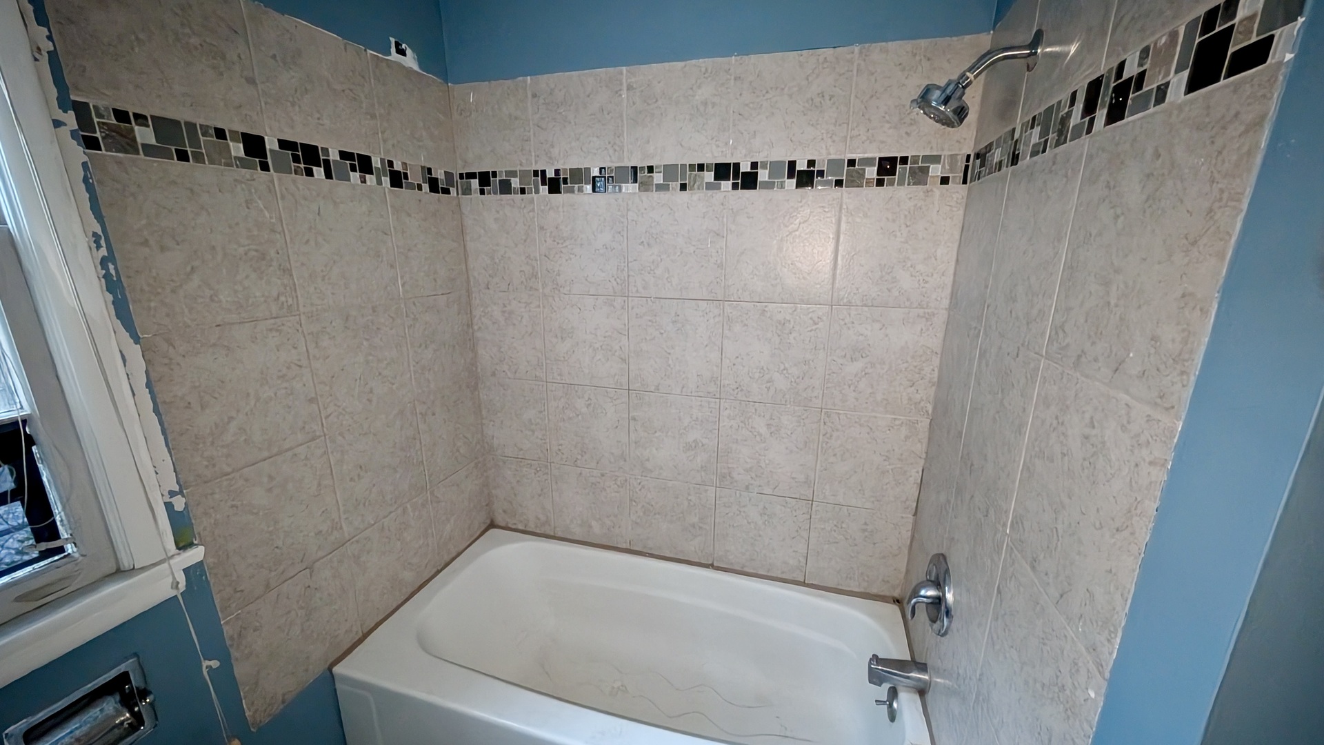 639 Wood Court Kankakee, IL 60901 - Photo 24 of 43 a bathroom with a shower and a tub