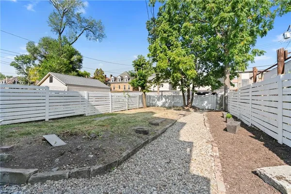 a view of a backyard