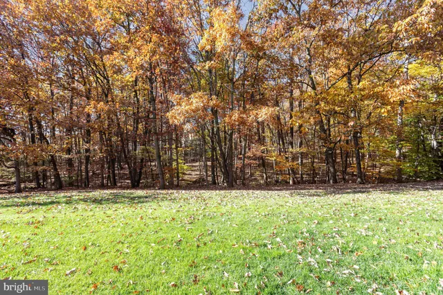 a picture of a bench in a hall