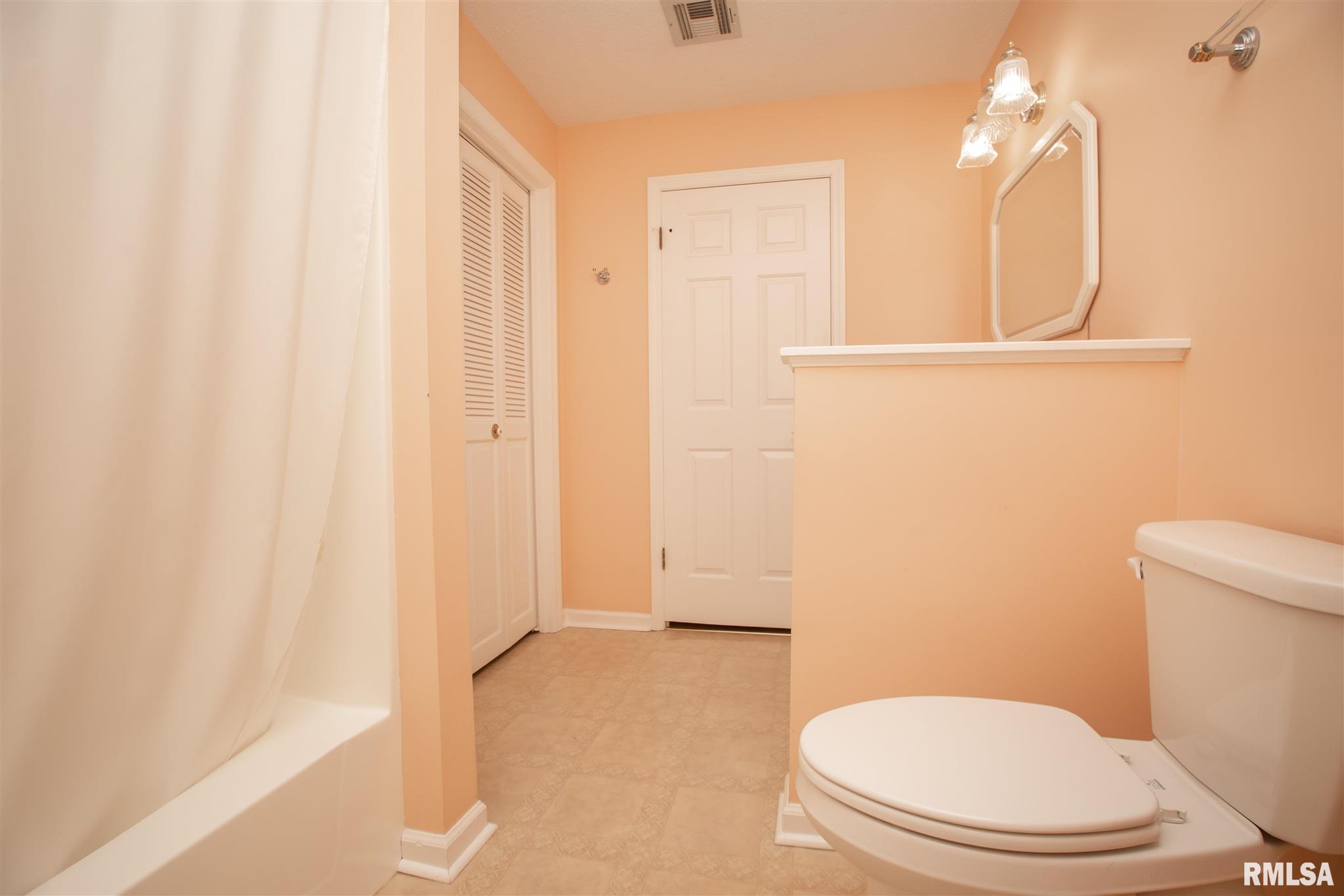 1360 Kimberly Ridge Road Bettendorf, IA 52722 - Photo 6 of 30 Gallery Image 6