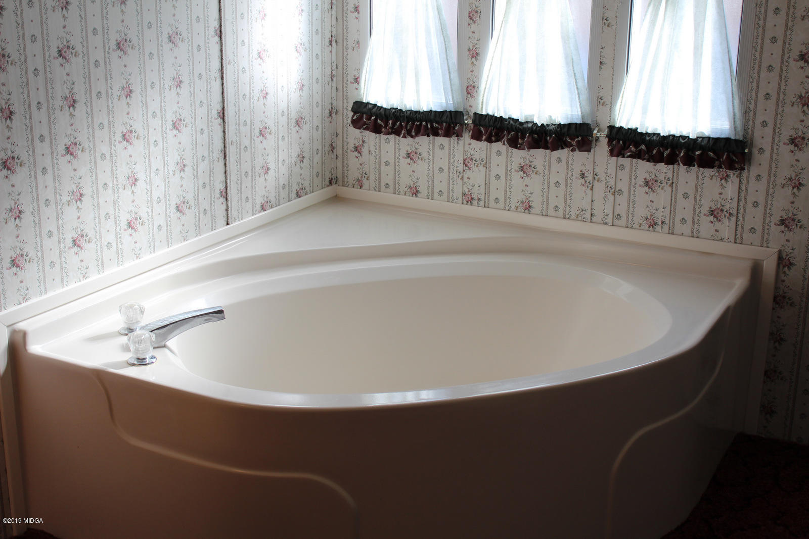 10094 Zebulon Road Forsyth, GA 31029 - Photo 15 of 20 a bath tub sitting in a bathroom