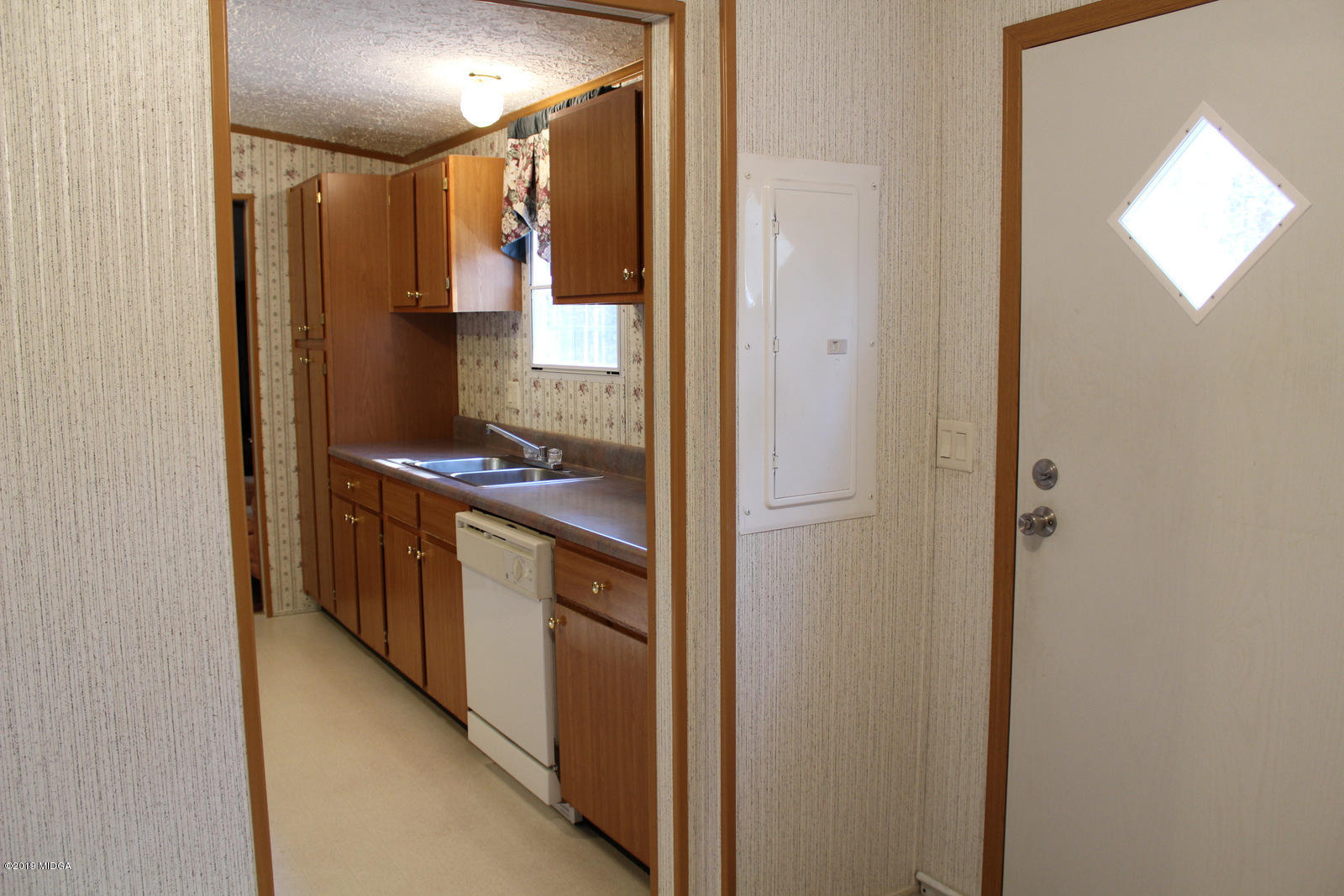 10094 Zebulon Road Forsyth, GA 31029 - Photo 9 of 20 a hallway with cabinets