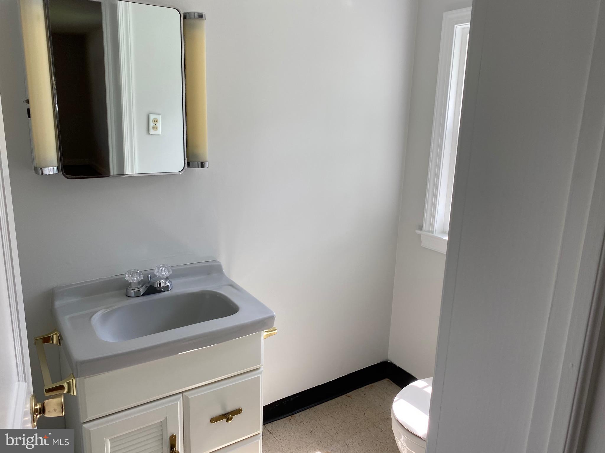 121 Barbara Drive Springfield, PA 19064 - Photo 15 of 36 Half bath on main level