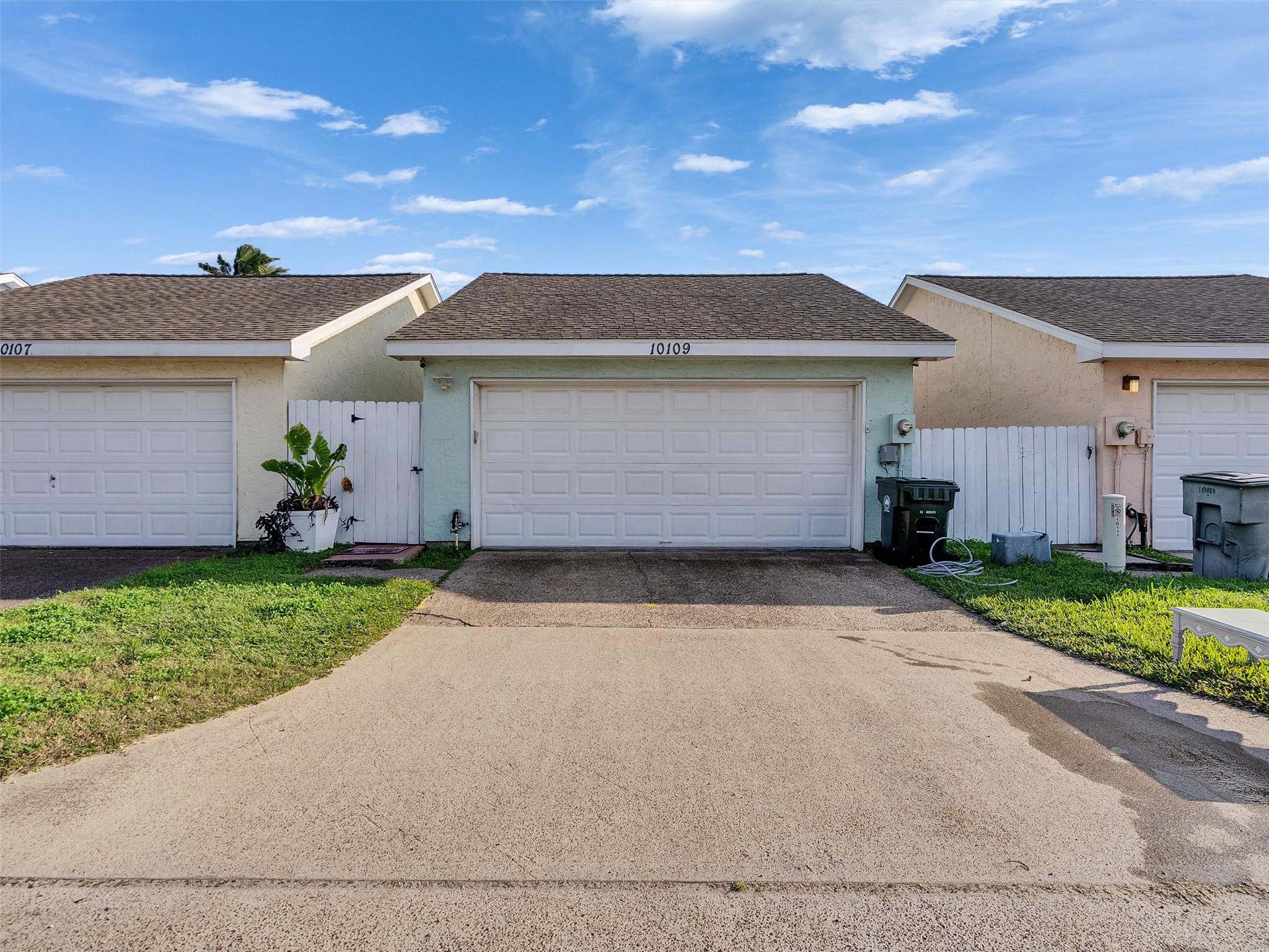 10109 Schaper Road Galveston, TX 77554 - Photo 20 of 33 front view of a house with a yard