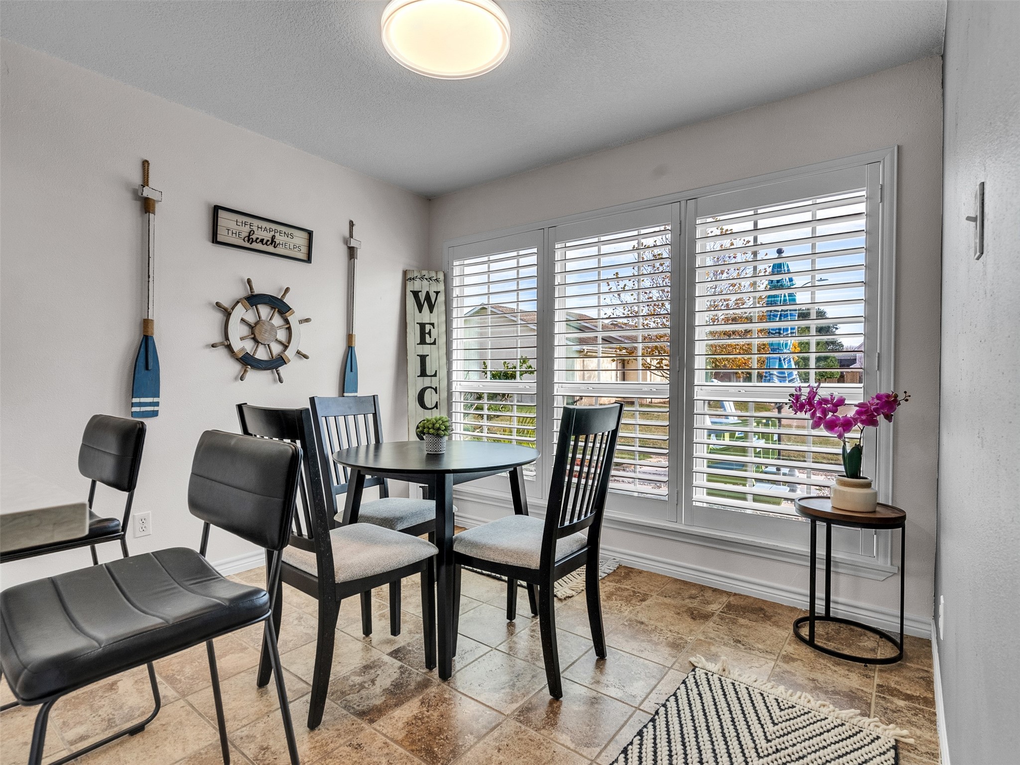 10109 Schaper Road Galveston, TX 77554 - Photo 4 of 33 a view of a livingroom and dining room